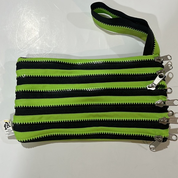 Zippered wristlet-clutch - Picture 4 of 10